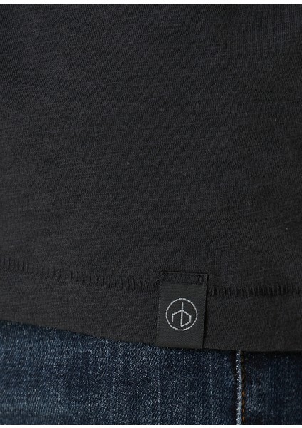 Siyah V Yaka T-Shirt fırsatları