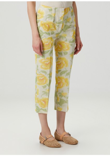 Beyaz Çiçek Desenli Cropped Pantolon modelleri