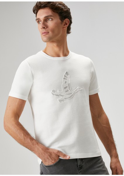 Kırık Beyaz Kabartmalı Logo Baskılı T-Shirt fiyatları