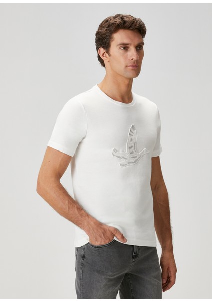 Kırık Beyaz Kabartmalı Logo Baskılı T-Shirt fırsatları