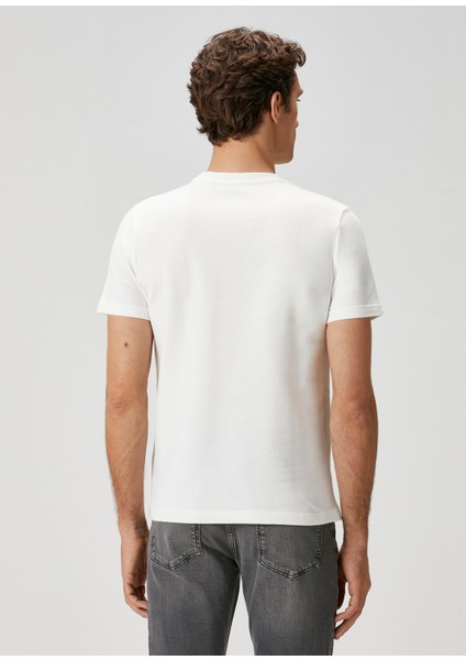 Kırık Beyaz Kabartmalı Logo Baskılı T-Shirt indirimleri