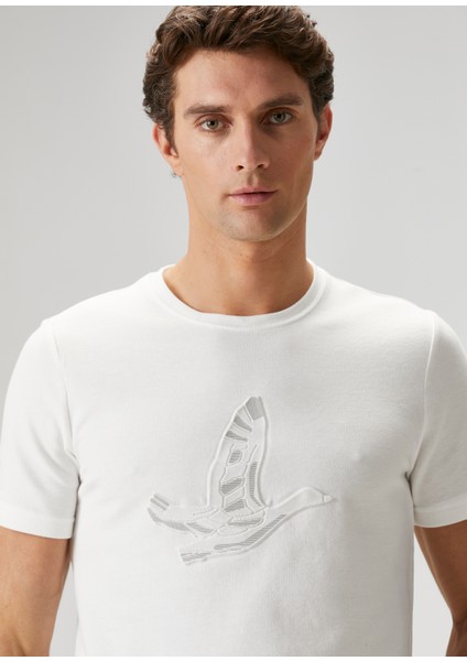 Kırık Beyaz Kabartmalı Logo Baskılı T-Shirt