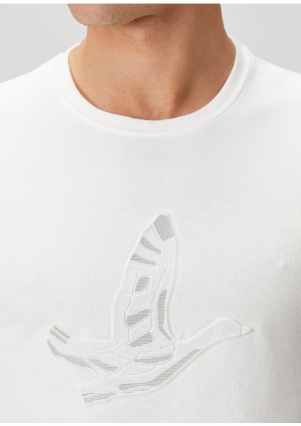 Kırık Beyaz Kabartmalı Logo Baskılı T-Shirt