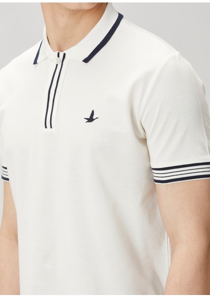 Beyaz Kol Ucu Şerit Detaylı T-Shirt