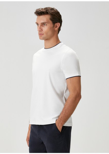 Beyaz Kontrast Garni Detaylı T-Shirt fırsatları