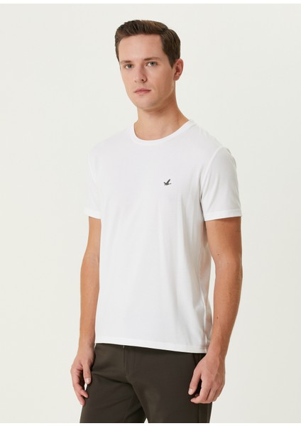 Beyaz Logolu T-Shirt fırsatları