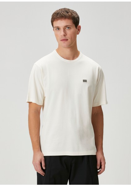 Kırık Beyaz Logo Detaylı T-Shirt
