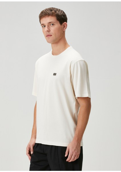 Kırık Beyaz Logo Detaylı T-Shirt modelleri