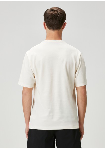 Kırık Beyaz Logo Detaylı T-Shirt fırsatları