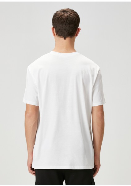 Beyaz Logo Detaylı T-Shirt fırsatları
