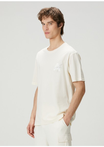Kırık Beyaz Logo Nakışlı T-Shirt fırsatları