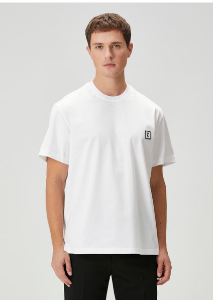 Beyaz Logo Detaylı T-Shirt