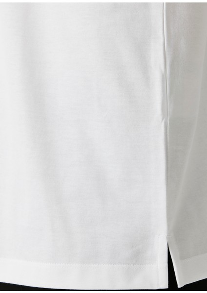 Beyaz Logo Detaylı T-Shirt