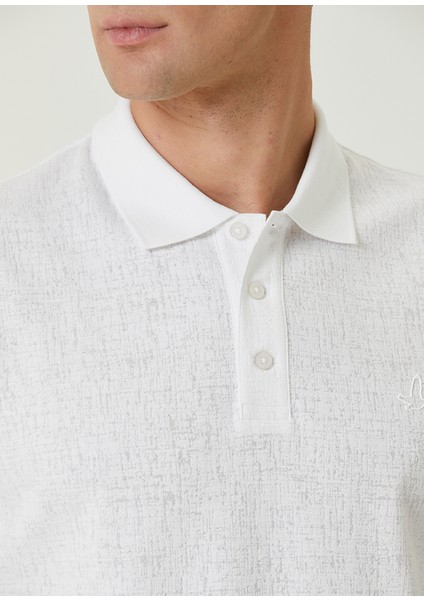 Comfort Fit Beyaz Polo Yaka Köpük Dokulu T-Shirt