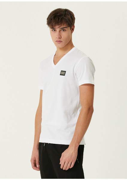 Beyaz V Yaka Logo Detaylı T-Shirt modelleri