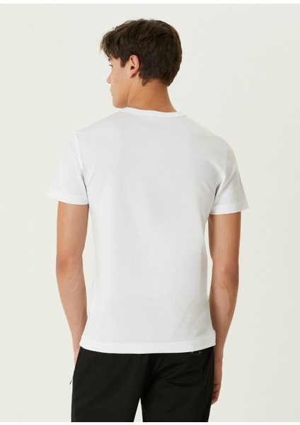 Beyaz V Yaka Logo Detaylı T-Shirt fırsatları