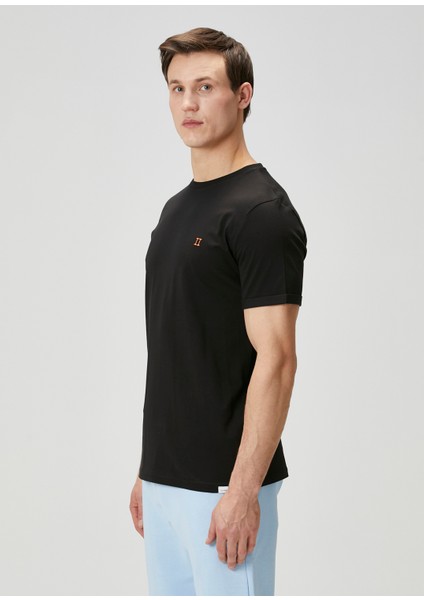 Siyah Logo Nakışlı T-Shirt modelleri