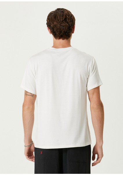 Your *itch Beyaz Kısa Kollu Nakış Detaylı Erkek T-Shirt fiyatları