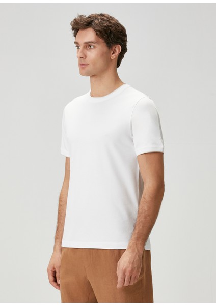 Beyaz Çizgi Detaylı T-Shirt fırsatları