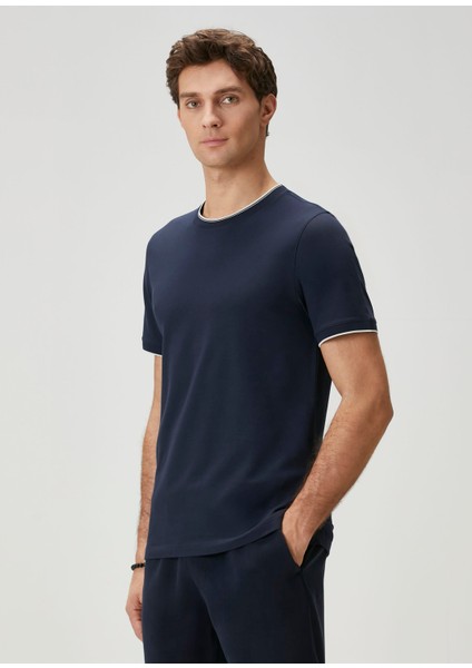Lacivert Çizgi Detaylı T-Shirt fırsatları