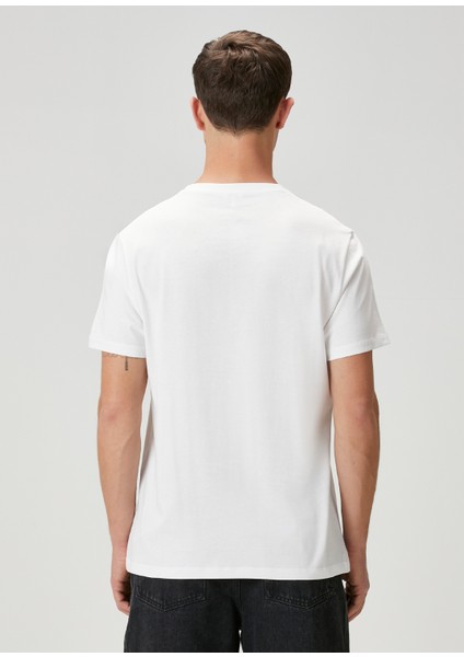 Beyaz Logo Detaylı T-Shirt fırsatları