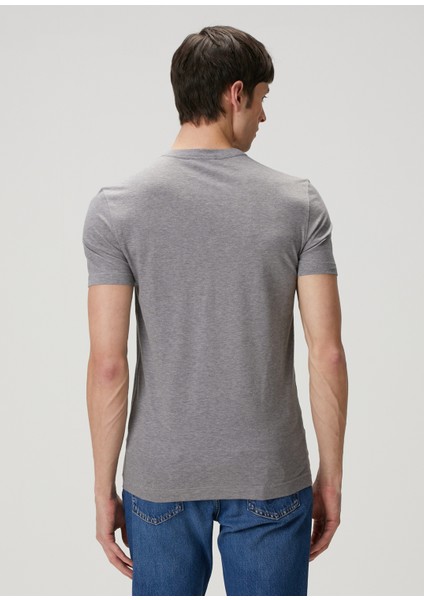 Gri Logo Detaylı T-Shirt fırsatları