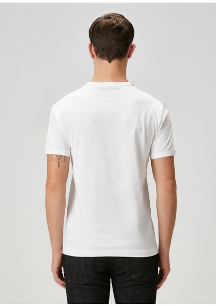 Beyaz Logo Detaylı T-Shirt fırsatları