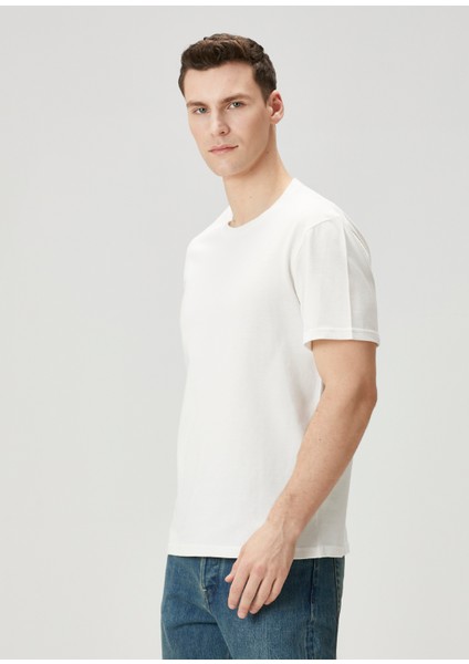 Beyaz Logo Detaylı T-Shirt modelleri