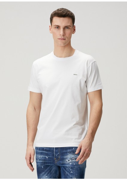 Beyaz Logo Detaylı T-Shirt