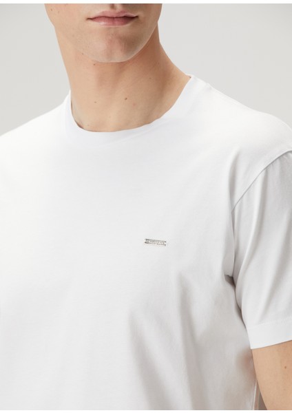 Beyaz Logo Detaylı T-Shirt indirimleri