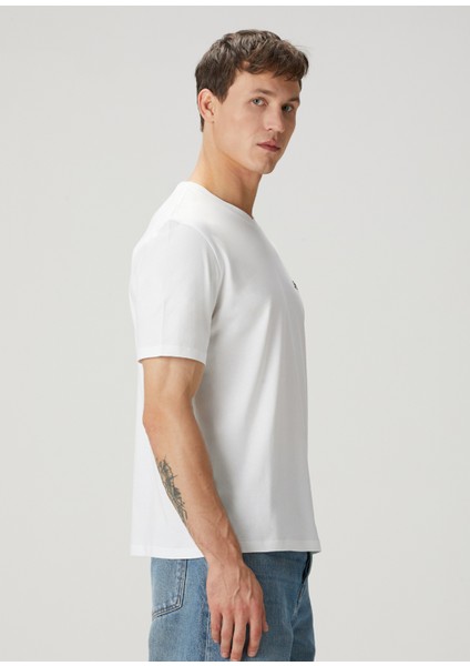 Beyaz Logo Nakışlı T-Shirt modelleri