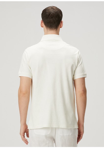 Beyaz Polo Yaka Etnik Desenli T-Shirt fırsatları