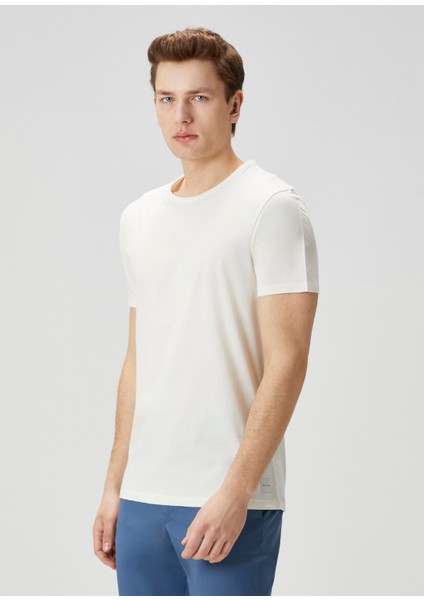 Beyaz Logo Detaylı T-Shirt modelleri