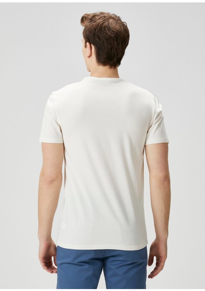 Beyaz Logo Detaylı T-Shirt fırsatları