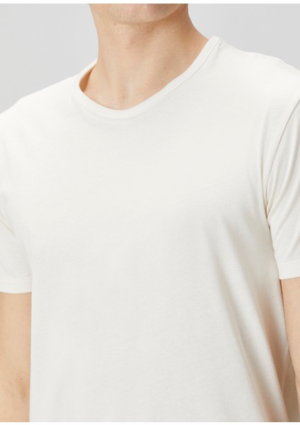 Beyaz Logo Detaylı T-Shirt indirimleri