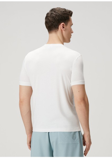Beyaz Logo Nakışlı T-Shirt fırsatları