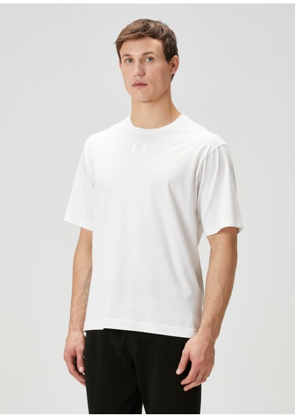 Beyaz Logo Nakışlı T-Shirt modelleri
