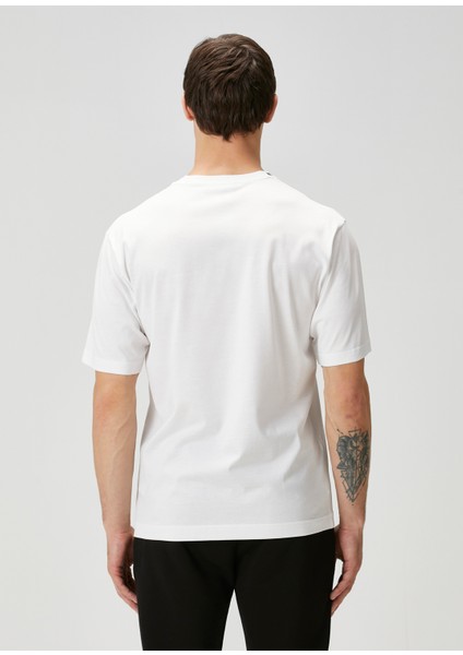 Beyaz Logo Nakışlı T-Shirt fırsatları