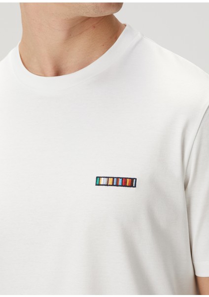 Beyaz Renkli Nakışlı T-Shirt indirimleri