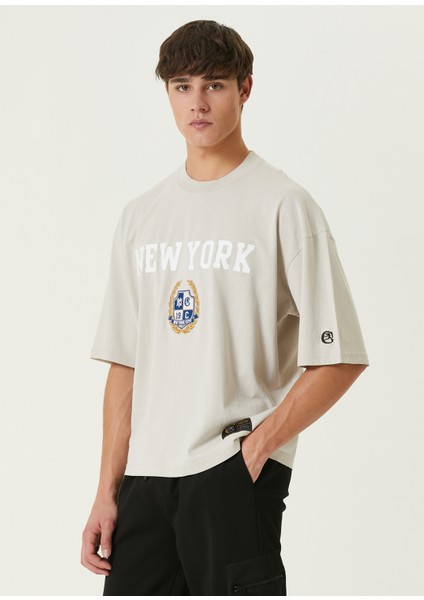Bej Baskılı Logo Nakışlı T-Shirt