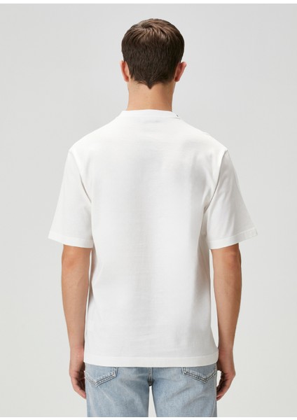 Beyaz Logo Baskılı T-Shirt fırsatları