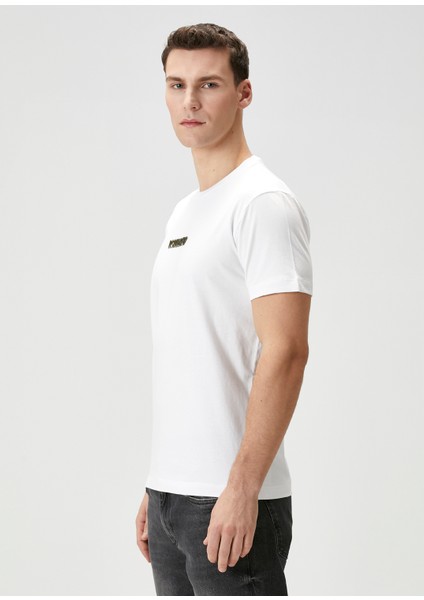 Beyaz Logo Detaylı T-Shirt modelleri