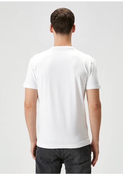 Beyaz Logo Detaylı T-Shirt fırsatları