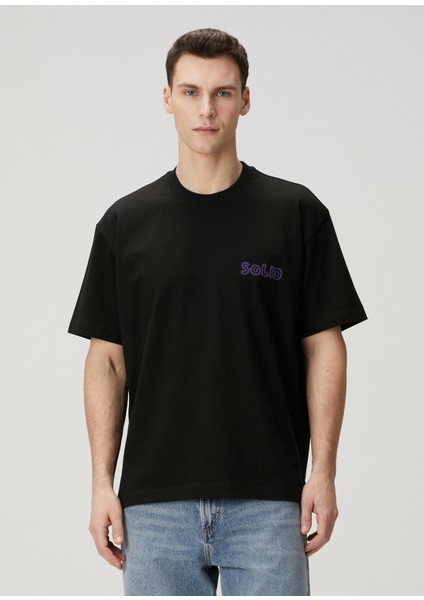 Siyah Figür Baskılı Logo Detaylı T-Shirt modelleri