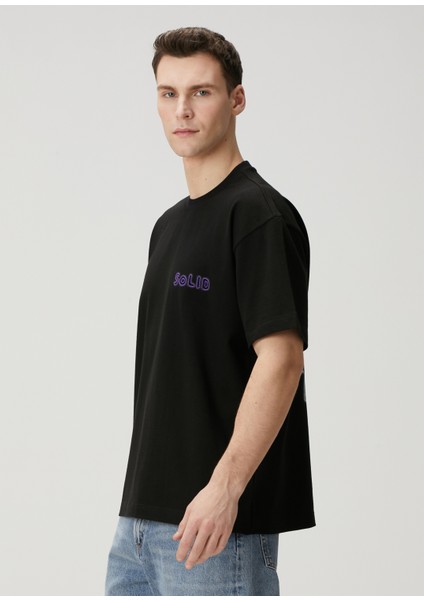 Siyah Figür Baskılı Logo Detaylı T-Shirt fırsatları