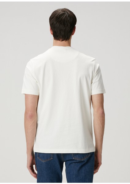 Beyaz Figür Baskılı T-Shirt fırsatları