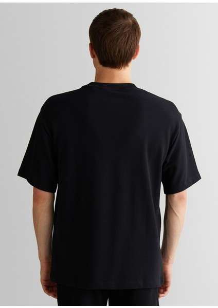 Siyah Logolu Bisiklet Yaka Relaxed Fit Kısa Kollu Erkek T-Shirt