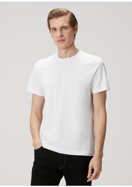 Beyaz Logo Detaylı T-Shirt