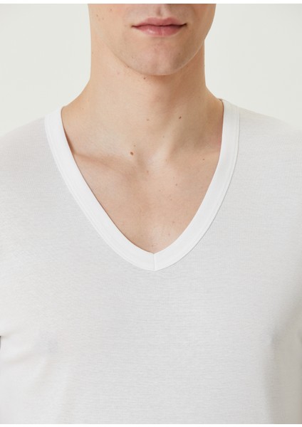 Beyaz V Yaka T-Shirt indirimleri