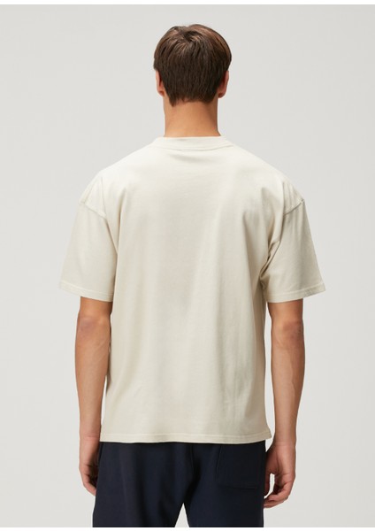 Ekru Figür Baskılı Logo Detaylı T-Shirt fırsatları